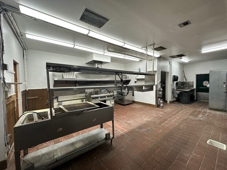 1124 Washington Way, Longview, WA for lease - Interior Photo - Image 2 of 13