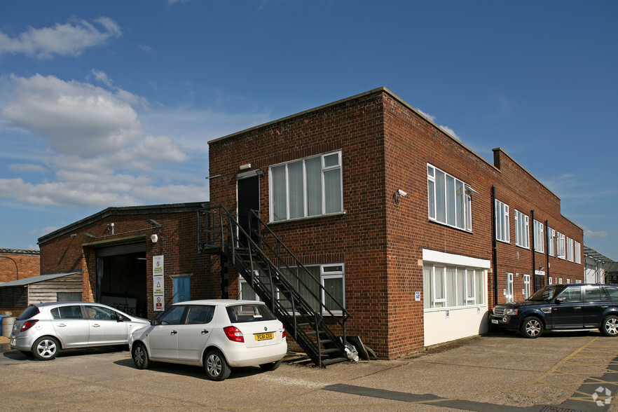 4 Bilton Rd, Hitchin for lease - Building Photo - Image 3 of 4