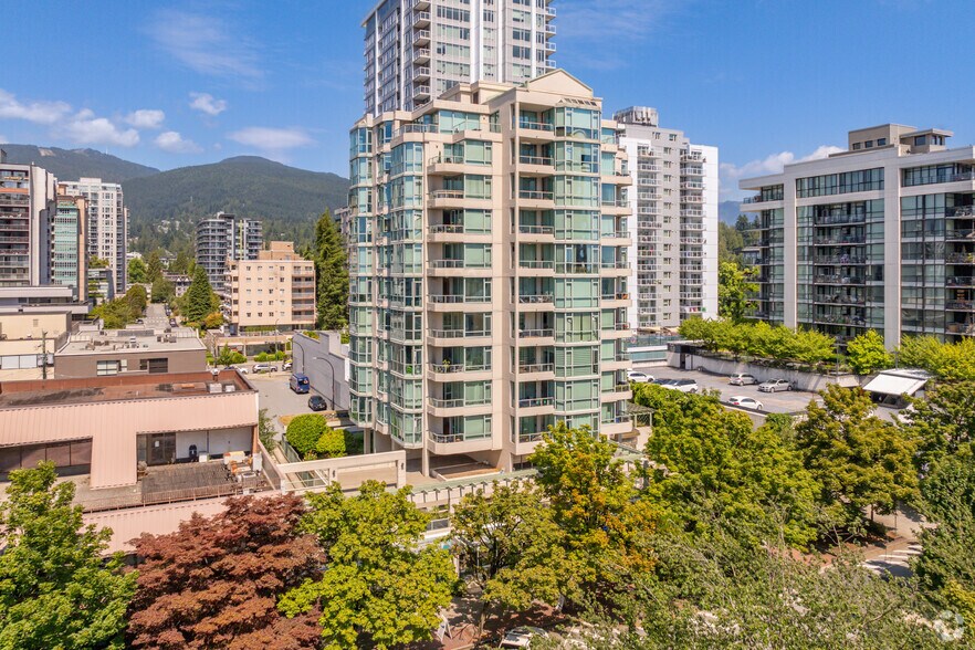 140 E 14th St, North Vancouver, BC for sale - Primary Photo - Image 1 of 5