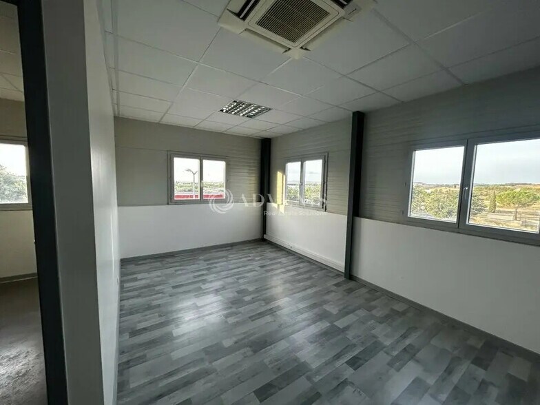 Office in Vendres for lease - Interior Photo - Image 2 of 5