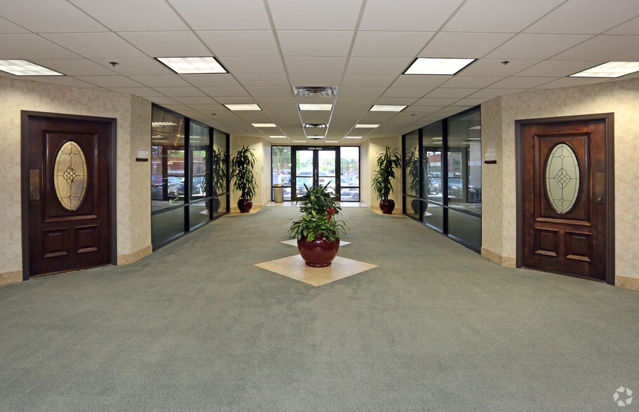 1229-1231 E Pleasant Run Rd, DeSoto, TX for lease - Lobby - Image 3 of 7