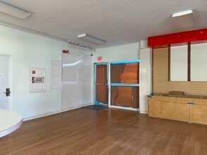 307 Lewers St, Honolulu, HI for lease Interior Photo- Image 1 of 16