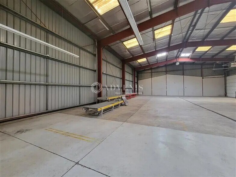 Flex in Metz for lease - Interior Photo - Image 3 of 7