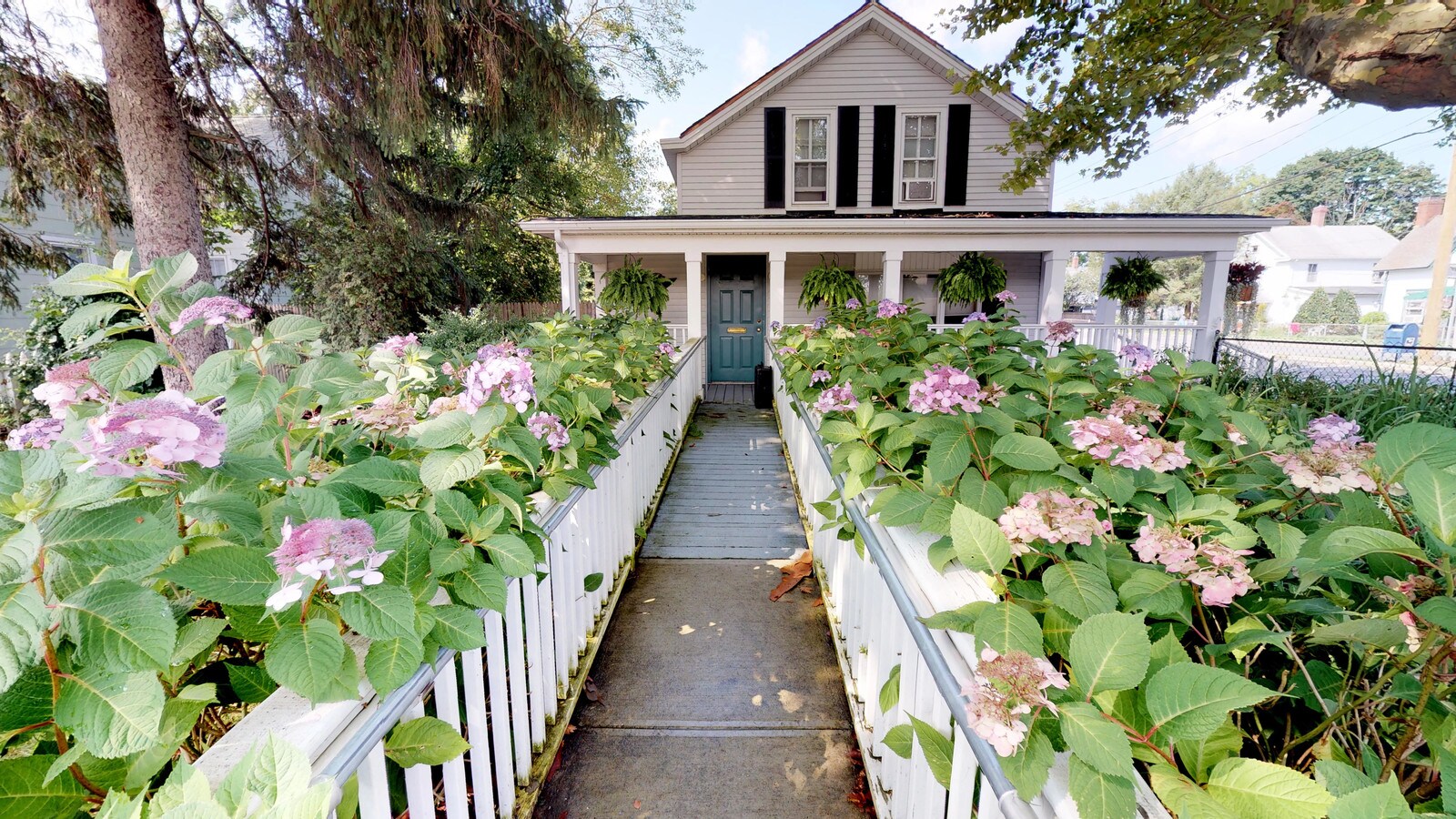 633 Roanoke Ave, Riverhead, NY 11901