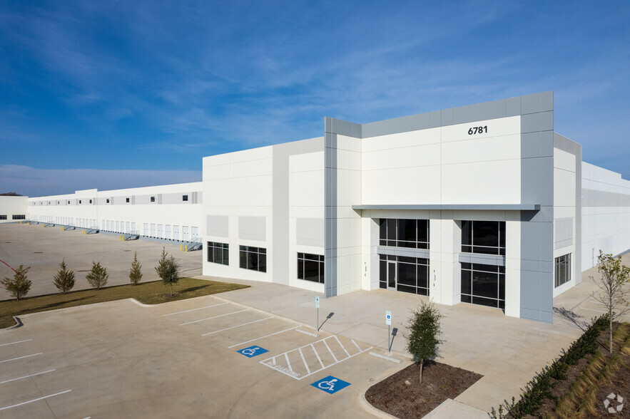 6781 Midway Rd, Haltom City, TX for lease - Building Photo - Image 2 of 8