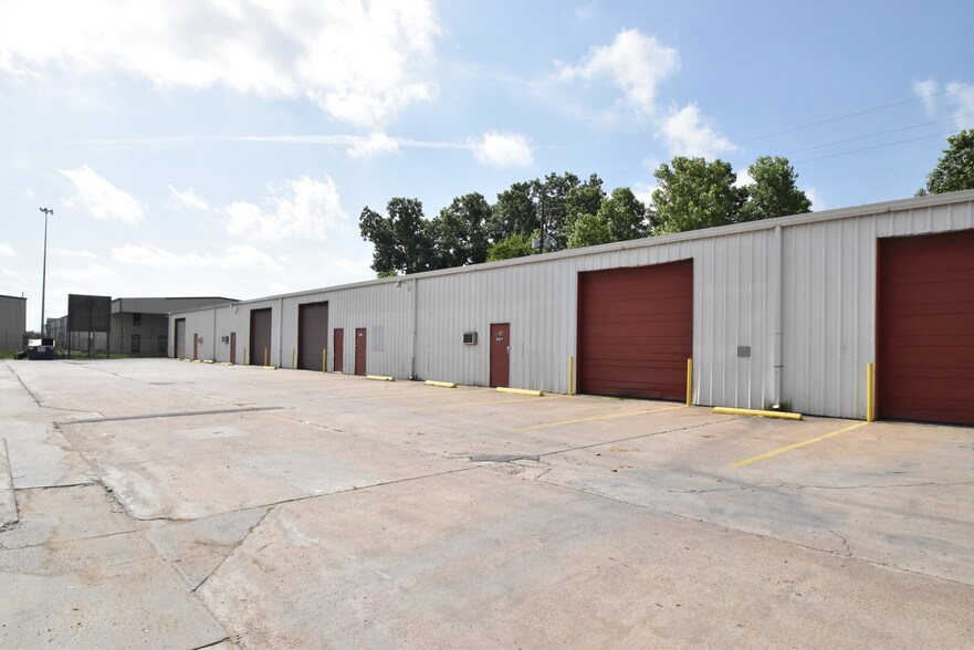 6030-6040 Brittmoore Rd, Houston, TX for lease - Image 1 of 5