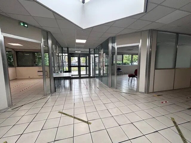 Flex in Sevrey for lease - Interior Photo - Image 3 of 7