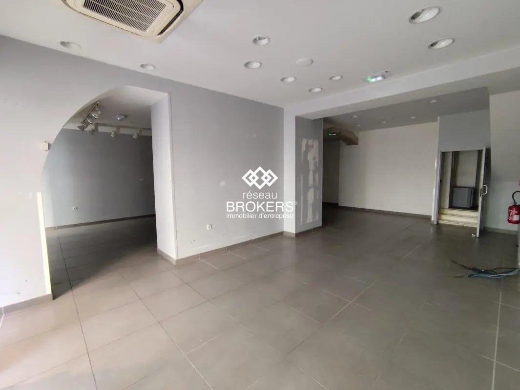 Retail in Castres for lease Interior Photo- Image 1 of 4