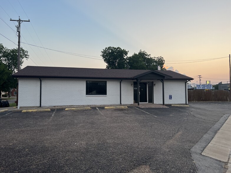 418 W Chambers St, Cleburne, TX for sale - Building Photo - Image 1 of 23