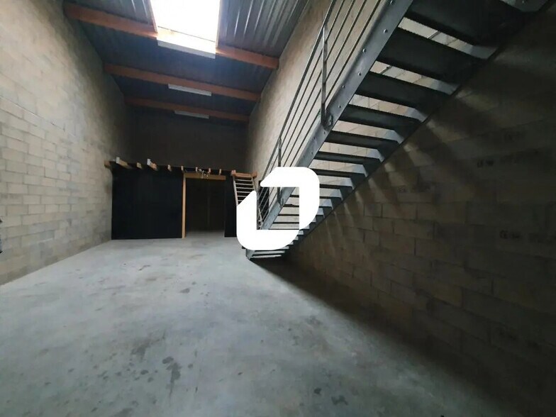 Flex in Ozoir-la-Ferrière for lease - Interior Photo - Image 2 of 7