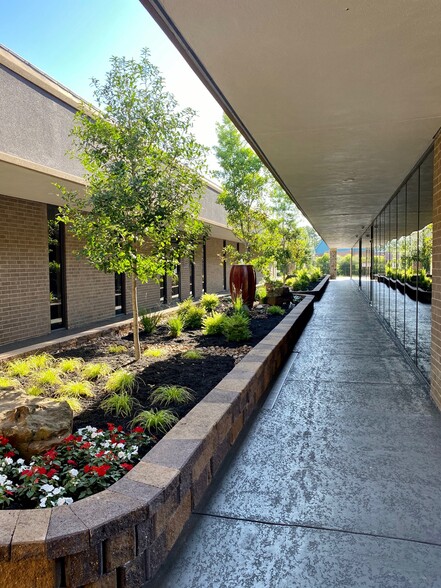 2912 W Davis St, Conroe, TX for lease - Building Photo - Image 3 of 9