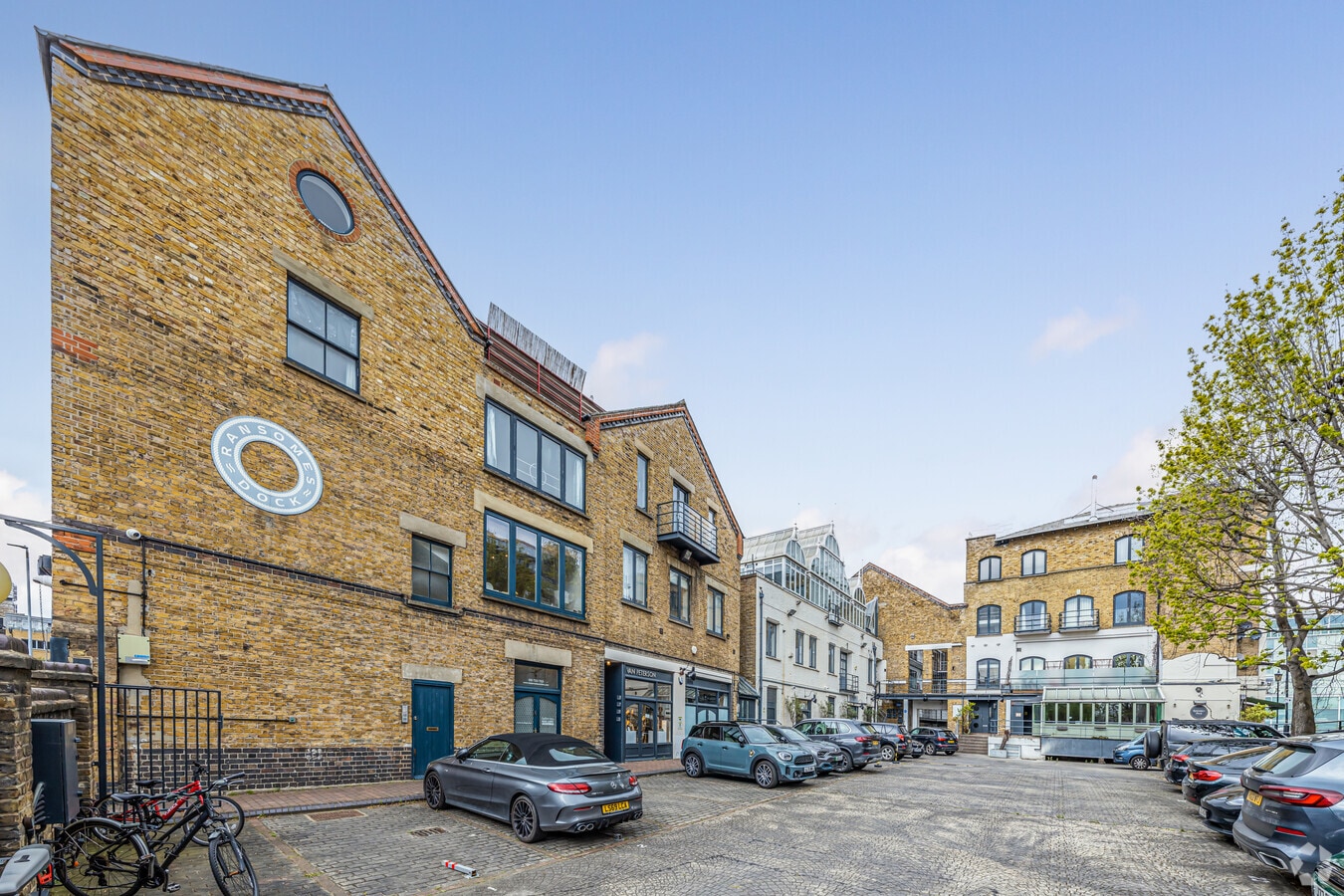 3537 Parkgate Rd, London, SW11 4NP