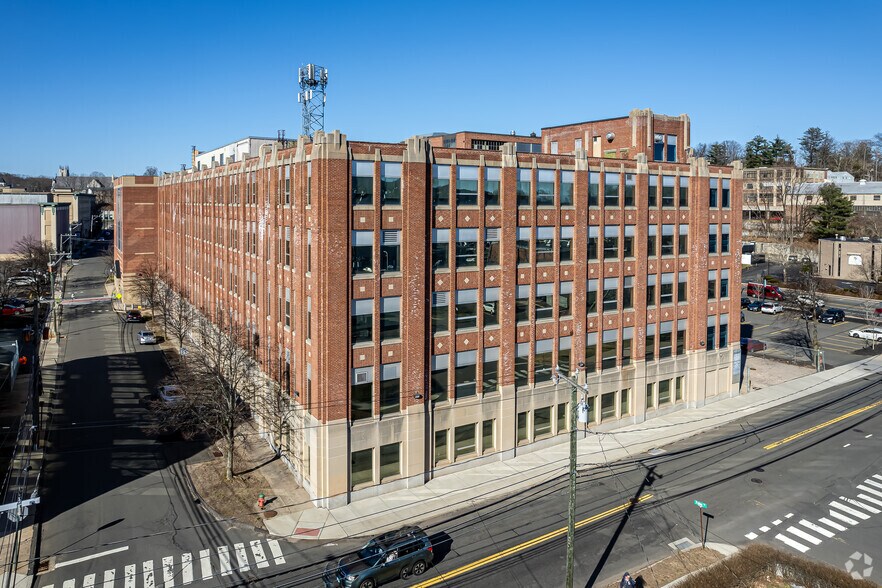 32 Valley St, Bristol, CT for sale - Primary Photo - Image 1 of 1