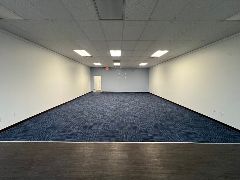 220-232 S Larkin Ave, Joliet, IL for lease - Interior Photo - Image 3 of 6