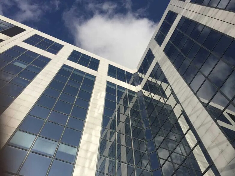 Office in Noisy-le-Grand for lease - Building Photo - Image 2 of 6