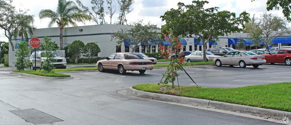 8100-8110 Royal Palm Blvd, Coral Springs, FL for lease - Building Photo - Image 3 of 19