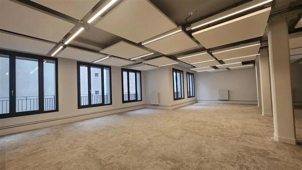 Office in Paris for lease - Building Photo - Image 2 of 8