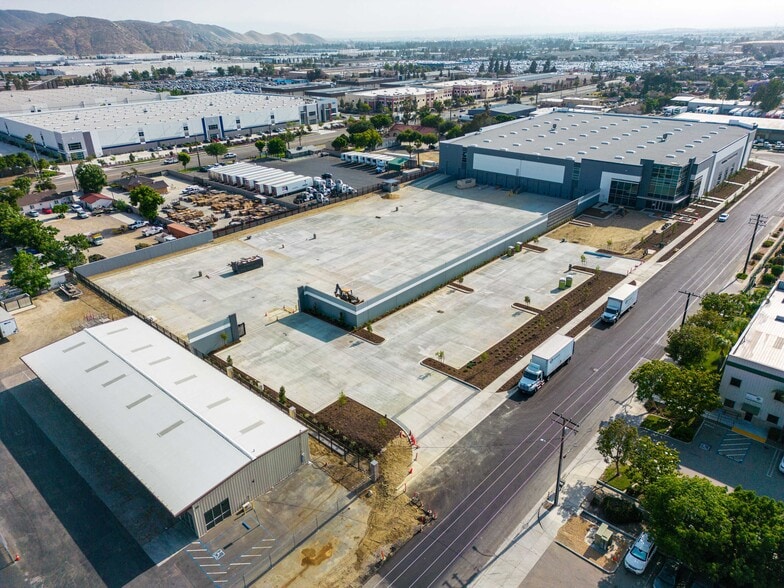 15551 Boyle Ave, Fontana, CA for lease - Building Photo - Image 3 of 11