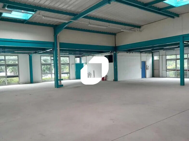 Flex in Tremblay-en-France for lease - Interior Photo - Image 3 of 7