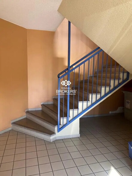 Office in Grenoble for lease - Interior Photo - Image 2 of 17