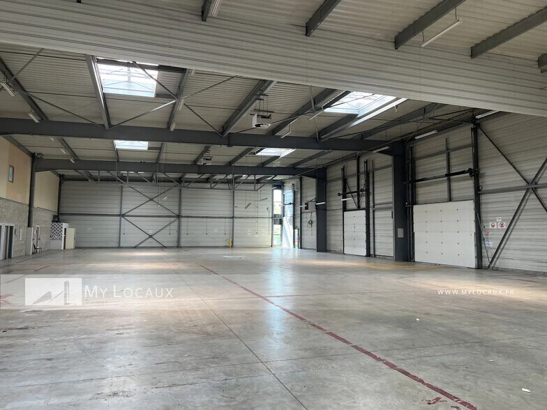 Flex in Stains for lease - Interior Photo - Image 2 of 7