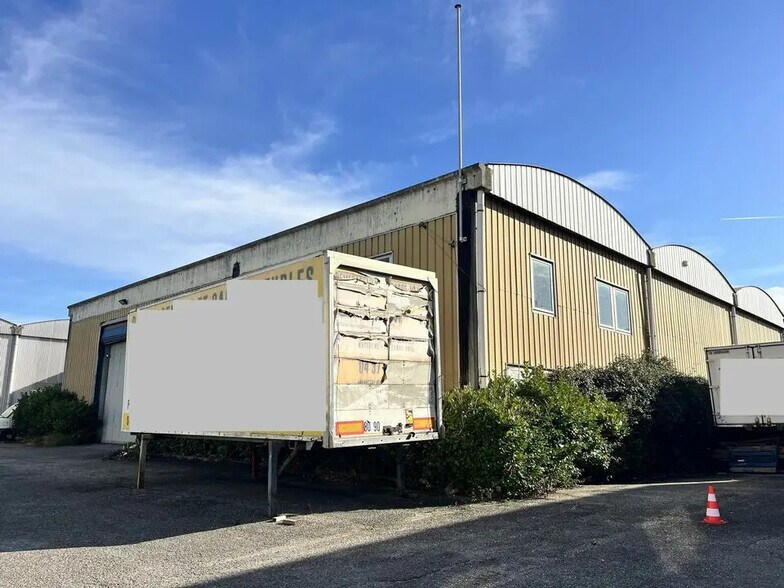 Flex in Saint-Priest for sale - Building Photo - Image 2 of 9