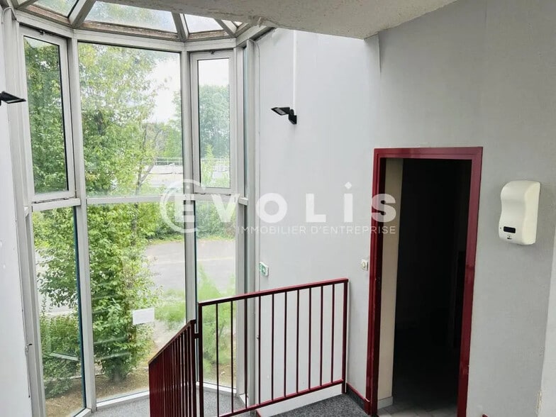 Office in Lognes for lease - Interior Photo - Image 2 of 5