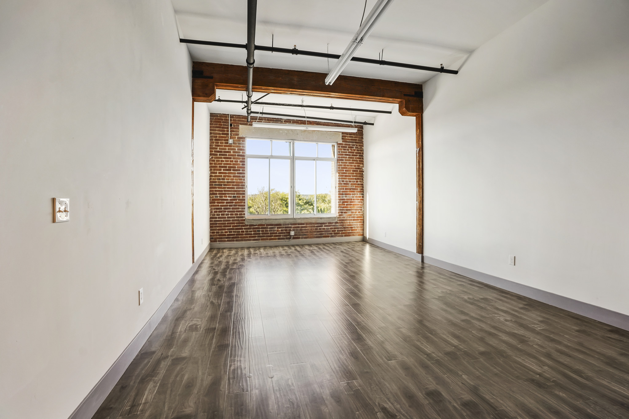 2190 E 14th St, Los Angeles, CA for lease Interior Photo- Image 1 of 19