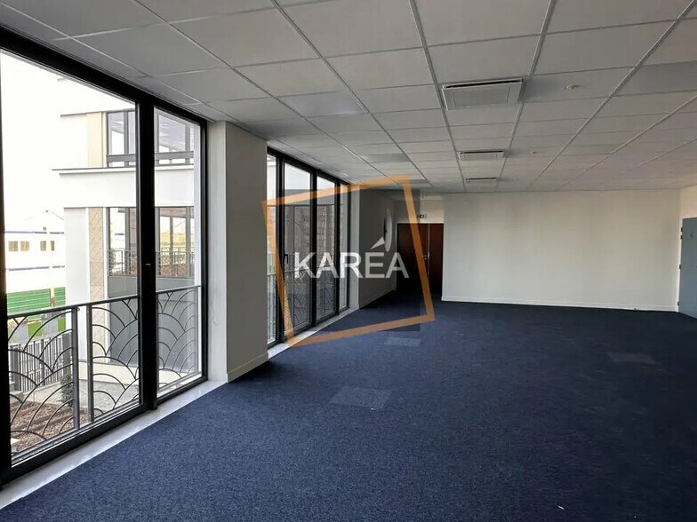 Office in Chessy for lease - Interior Photo - Image 3 of 5