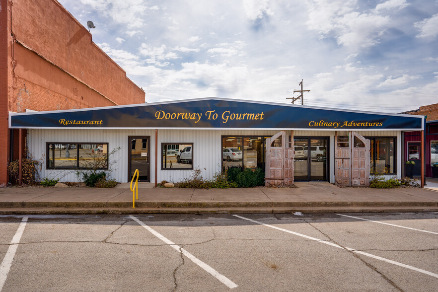 109 W Park Ave, Iowa Park, TX for sale - Primary Photo - Image 1 of 1