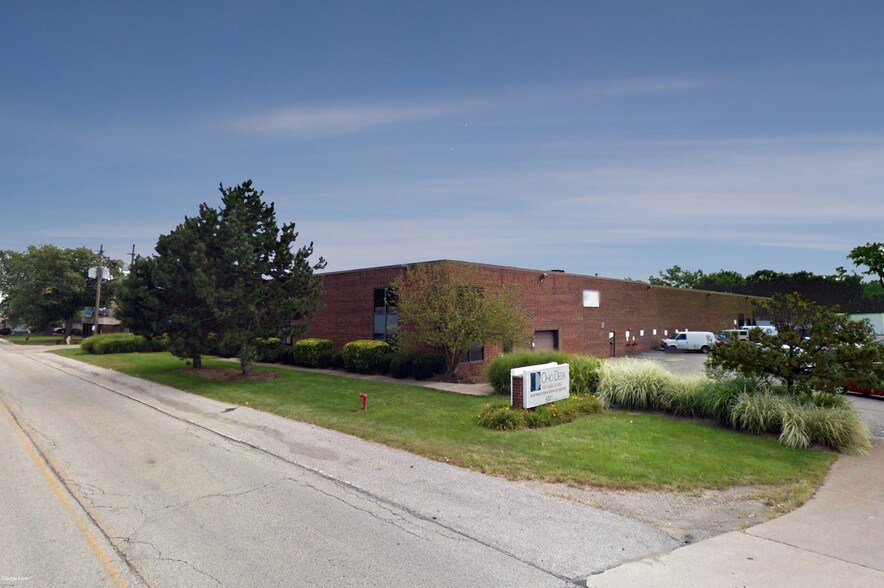 4851 Van Epps Rd, Brooklyn Heights, OH 44131