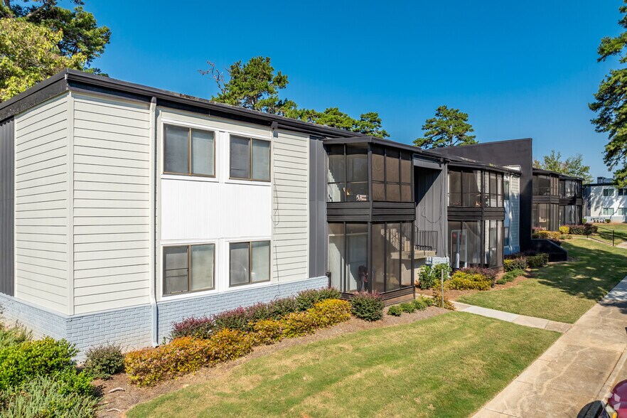 1885 Harper Dr, Lake City, GA for sale - Primary Photo - Image 1 of 1