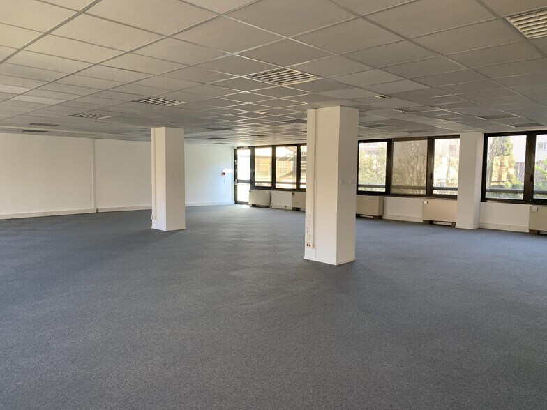Office in Marseille for lease - Interior Photo - Image 2 of 4