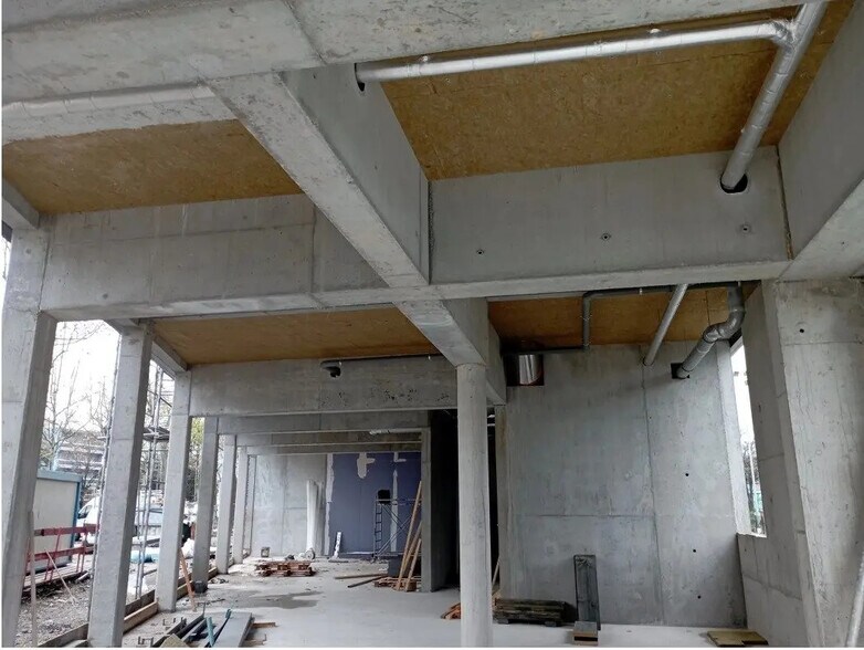 Retail in Le Pont-de-Claix for lease - Building Photo - Image 3 of 4