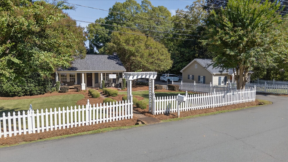 19428 Zion Ave, Cornelius, NC for sale - Building Photo - Image 1 of 32
