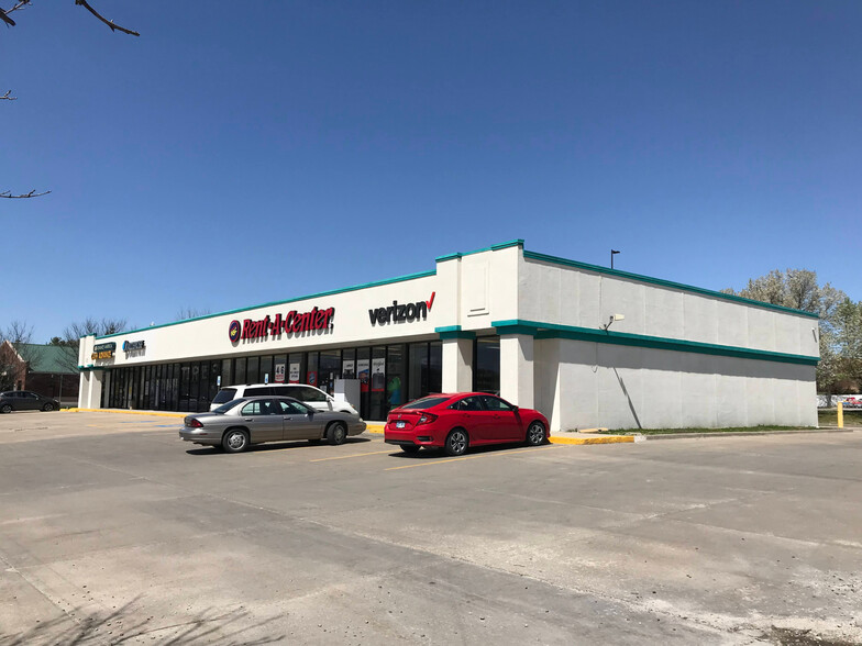 301-311 Angela St, Paola, KS for lease - Building Photo - Image 1 of 1