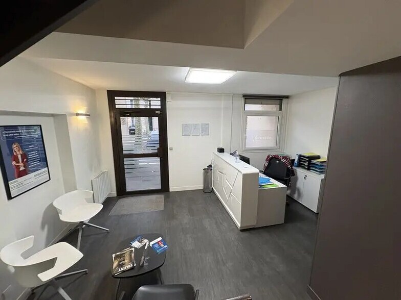 Office in Orléans for lease - Interior Photo - Image 2 of 12