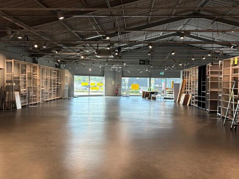 Retail in Vannes for lease - Building Photo - Image 2 of 7