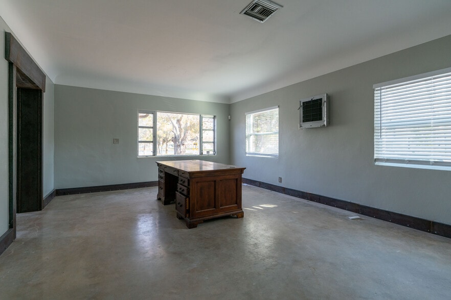 200 Mirror Lake Dr N, Saint Petersburg, FL for lease - Interior Photo - Image 3 of 13