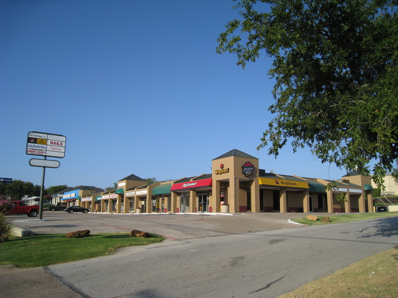 235-249 N Hampton Rd, DeSoto, TX for lease - Primary Photo - Image 1 of 1