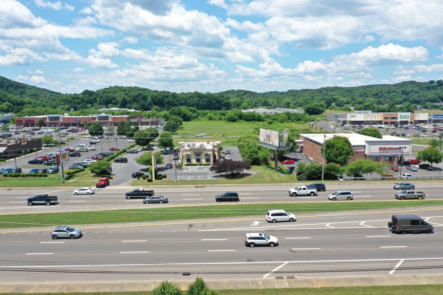 702 Winfield Dunn Pky, Sevierville, TN for lease - Building Photo - Image 3 of 4