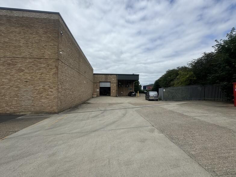 7 Ward Rd, Milton Keynes for lease - Building Photo - Image 3 of 3