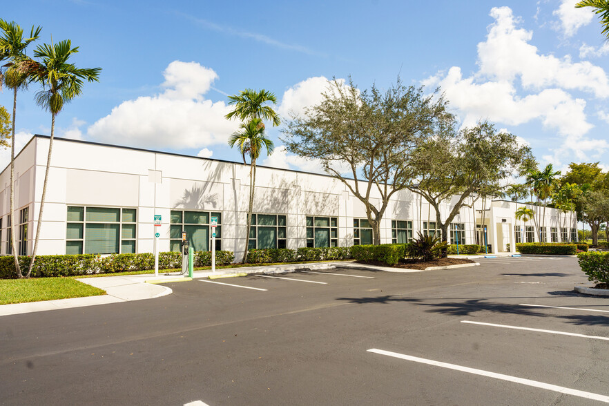 3050 Universal Blvd, Weston, FL for lease - Building Photo - Image 3 of 15