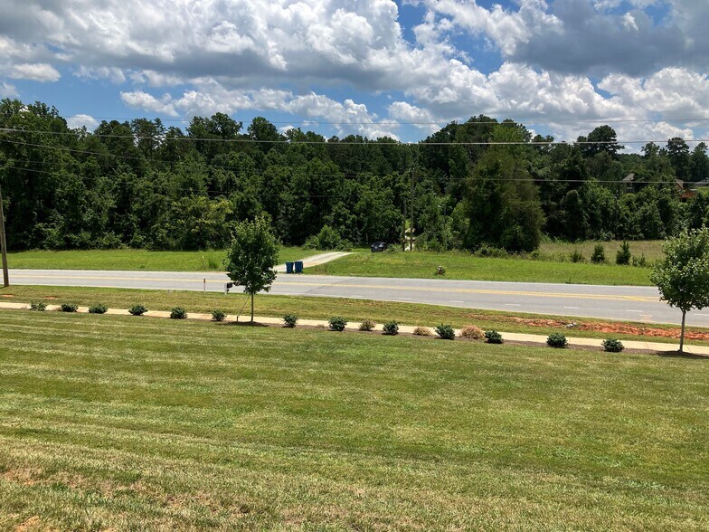 737 Gallimore Dairy Rd, High Point, NC for sale - Building Photo - Image 2 of 4