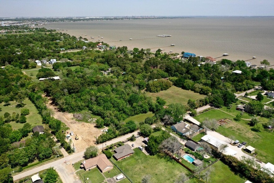 230 Middleton St, Bacliff, TX 77518