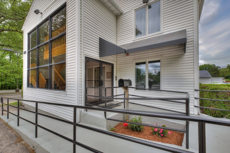 626 Toll Gate Rd, Warwick, RI for lease - Building Photo - Image 3 of 19