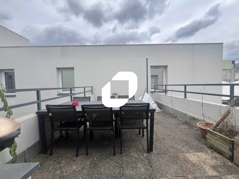 Office in Saint-Denis for lease - Building Photo - Image 2 of 14