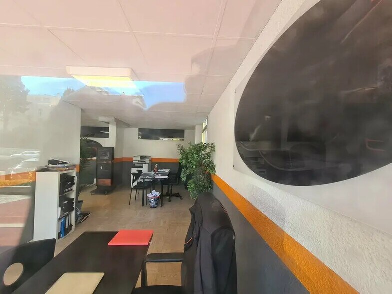 Retail in Cannes for lease - Interior Photo - Image 3 of 3