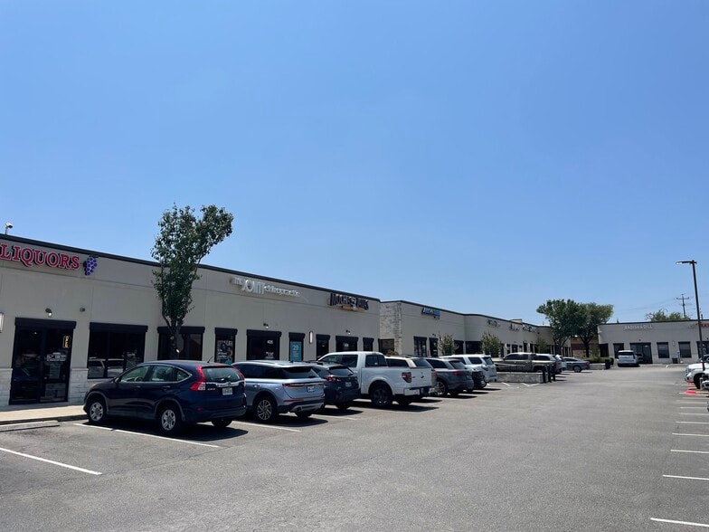 102 Wonder World Dr, San Marcos, TX for lease - Building Photo - Image 1 of 8