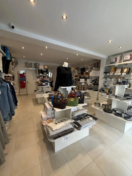 Retail in Montfort-l'Amaury for sale - Building Photo - Image 3 of 15